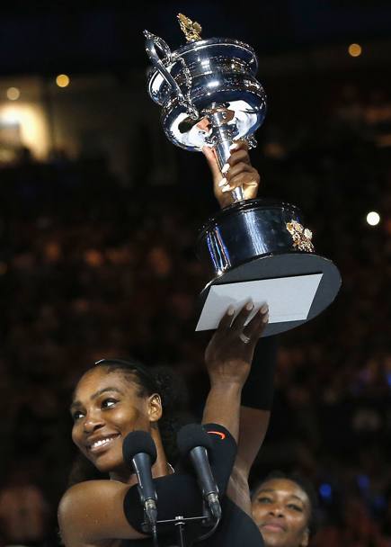 Serena solleva il trofeo (Reuters)